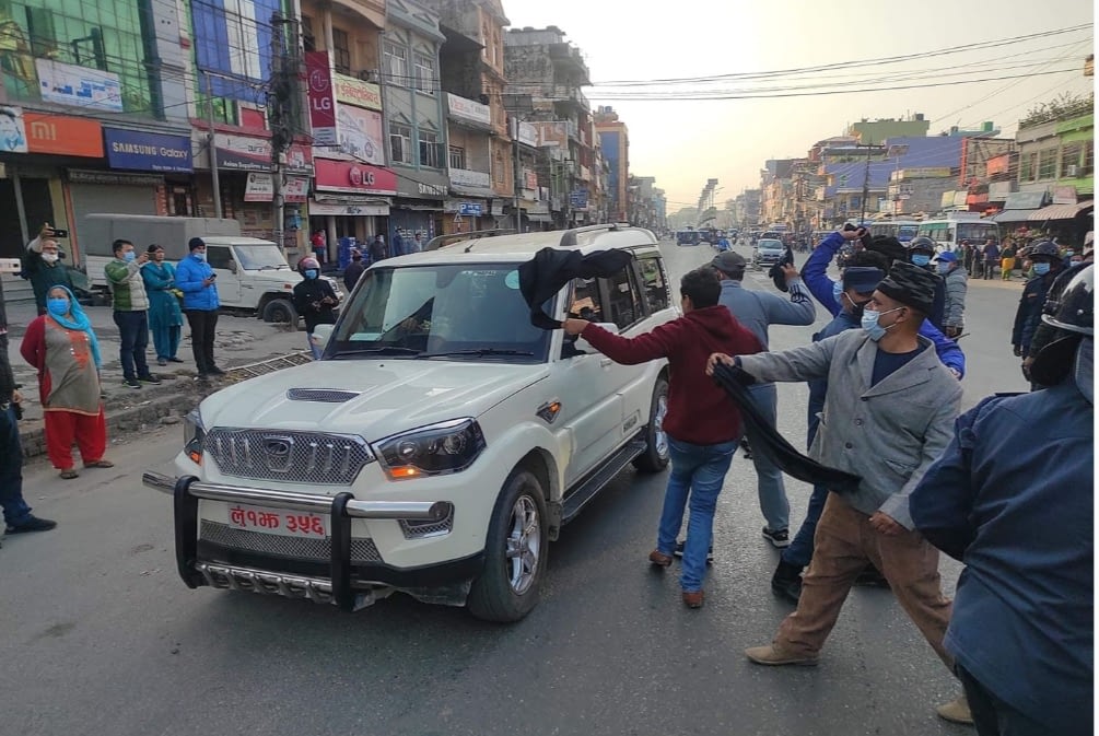 मन्त्री पदसंग राजधानी साटेको भन्दै अर्थमन्त्री पौडेललाई गृहजिल्लामा कालोझण्डा