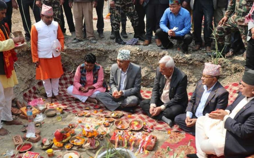स्थानीयको बिरोधका बिच मोतिपूर औद्योगिक क्षेत्र सिलान्यास : मन्त्री पौडेलमाथि ढुंगा प्रहार